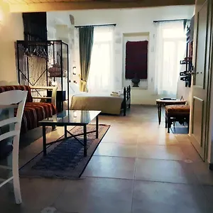 κάντε κράτηση εδώ